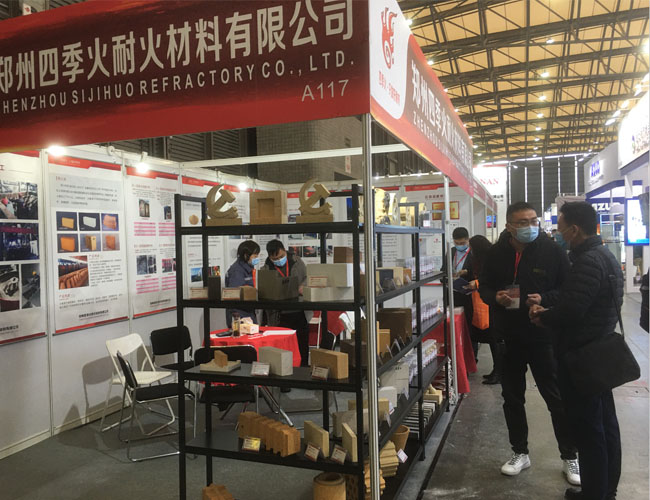 客戶詢問耐材產(chǎn)品，郭經(jīng)理跟客戶溝通具體的工況